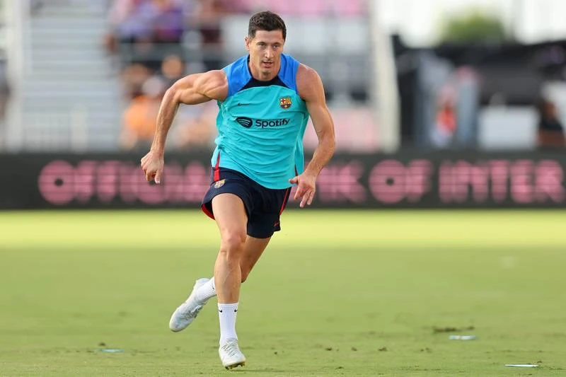 ...Thôi cứ chạy và chạy. ...Rồi lên khán đài ngồi cùng Gerald Pique cho lành.