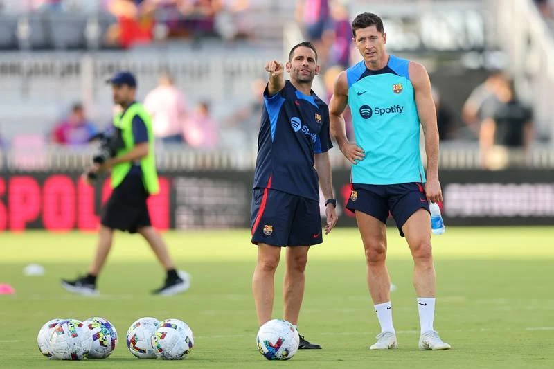 ...Này Rob! Cậu có thể không hiểu tiếng Tây Ban Nha, không ăn thua, nhưng "ngôn ngữ bóng là ngôn ngữ chung mà! Gonzalo Higuain của Inter Miami - Cậu biết tiếng Tây Ban Nha chứ?