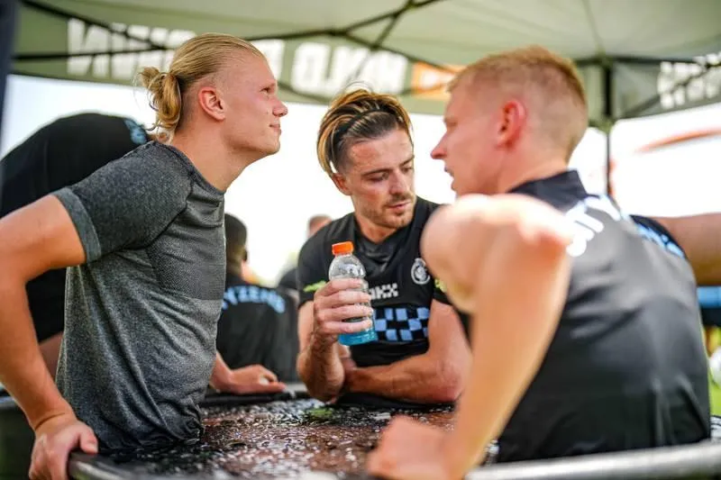 ...Cùng với đồng đội mới Zinchenko và Grealish. Chia tay khán giả Dortmund và đồng đội. ...Cùng đồng nghiệp nữ Alexandra của tuyển Na Uy. Thời khoác áo U-16 Na Uy đá giao hữu với U-16 Anh. ...Và với Phil Foden sau trận tứ kết Champions League ngày 6-4-2021 như một cuộc hẹn &quot;Chúng ta sẽ là đồng đội của nhau&quot;. ...Ghi bàn cho tuyển Na Uy. Cầm chai nước uống... cũng điệu và làm duyên. ... Bóng đá vốn là niềm đam mê và tận hưởng. Ghi bàn hay không không quan trọng... ...Nhưng bản năng &quot;sát thủ&quot; là luôn hiện diện. Buổi giao tiếp với fan Man. City.