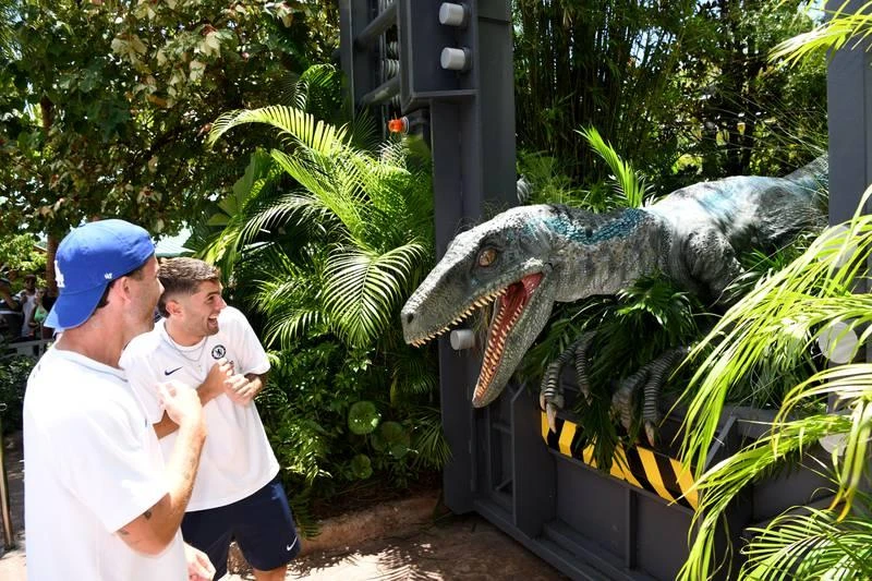 ...Và Werner suýt bị khủng long "nuốt chửng" vì khi sờ vào bộ phận cảm ứng sẽ làm việc "lệnh" cho khủng long tấn công. Nhiều du khách...hết hồn vì điều này. Phim trường của hãng Universal nằm ở Orlando nơi toàn đội Chelsea đến thăm.