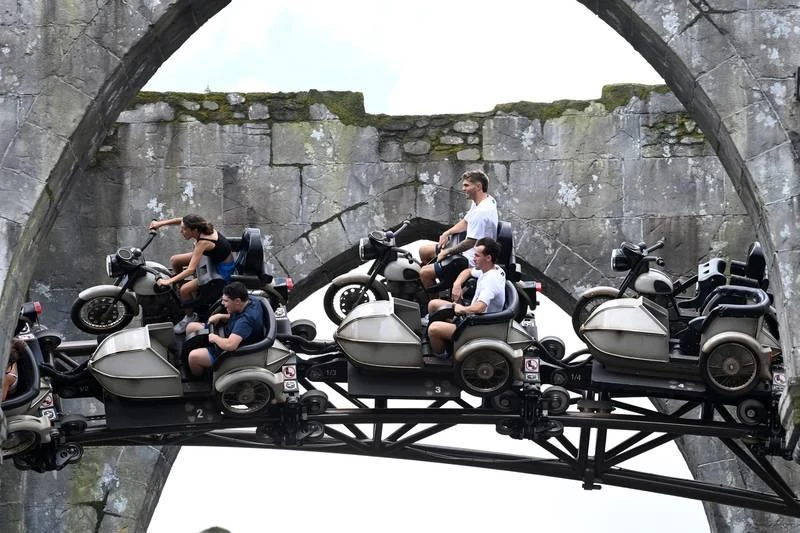 Các cầu thủ Chelsea "quậy" tưng bừng. Họ chọn tàu nhào lộn loại hình "si-đờ-ca". Tuyển thủ Đức của Chelsea- Timo Werner...sờ vào khủng long ở phim trường "Kỷ khủng long". ...Và Werner suýt bị khủng long "nuốt chửng" vì khi sờ vào bộ phận cảm ứng sẽ làm việc "lệnh" cho khủng long tấn công. Nhiều du khách...hết hồn vì điều này. Phim trường của hãng Universal nằm ở Orlando nơi toàn đội Chelsea đến thăm.