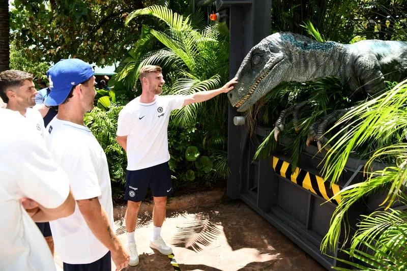 Tuyển thủ Đức của Chelsea- Timo Werner...sờ vào khủng long ở phim trường "Kỷ khủng long". ...Và Werner suýt bị khủng long "nuốt chửng" vì khi sờ vào bộ phận cảm ứng sẽ làm việc "lệnh" cho khủng long tấn công. Nhiều du khách...hết hồn vì điều này. Phim trường của hãng Universal nằm ở Orlando nơi toàn đội Chelsea đến thăm.