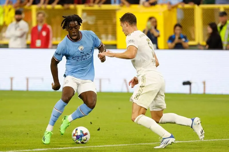 Mùa hè này hàng loạt ông lớn châu Âu đến Mỹ để đá giao hữu với nhau. Grealish &quot;không chiến&quot; với hậu vệ Nianzou của Bayern. Các sân bóng Mỹ mùa hè này chào đón những Bayern, Man. City, Barcelona, Real Madrid... Haaland ghi bàn duy nhất trận giúp Man. City thắng &quot;Hùm xám&quot; 1-0. Nếu còn khoác áo Borussia Dortmund, Haaland và đồng đội dễ gì đánh bại &quot;Hùm xám&quot; Bayern.