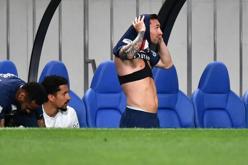 Trận thắng Urawa Red Diamonds, Messi ra sân từ ghế dự bị. "Những viên kim cương đỏ" mệt bở hơi tai với dàn sao thế giới đến từ Paris. Mbappe đua tốc độ với hậu vệ Urawa Red Diamonds. PSG ghi bàn dễ quá trên đất Nhật.