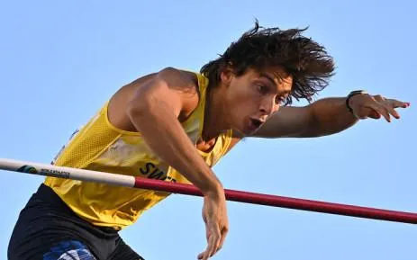 Duplantis một năm phá ba kỷ lục thế giới ảnh 2