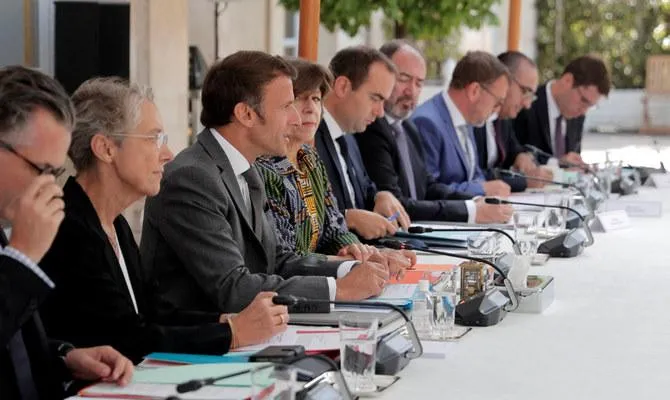 Tổng thống Emmanuel Macron phải tổ chức họp khẩn với các Bộ trưởng. Ảnh: Getty Tổng thống Emmanuel Macron phải tổ chức họp khẩn với các Bộ trưởng. Ảnh: Getty