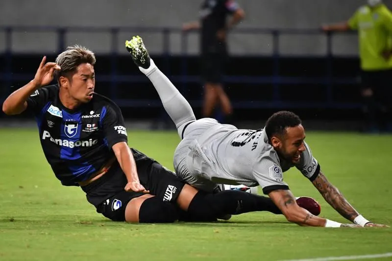 &quot;Vua nằm sân&quot; Neymar lại mang về quả pen cho PSG. Neymar nằm sân thì sắc diện...rất giống nhau là đau đớn và lăn lộn. Sau khi đâu vào đó là đứng lên chơi tiếp và ghi bàn. Mbappe cũng có bàn thắng từ chấm 11m. Thắng Gamba Osaka là trận thắng đậm nhất của PSG trong ba trận ở Nhật. Nuno Mendes cũng góp một bàn cho PSG.