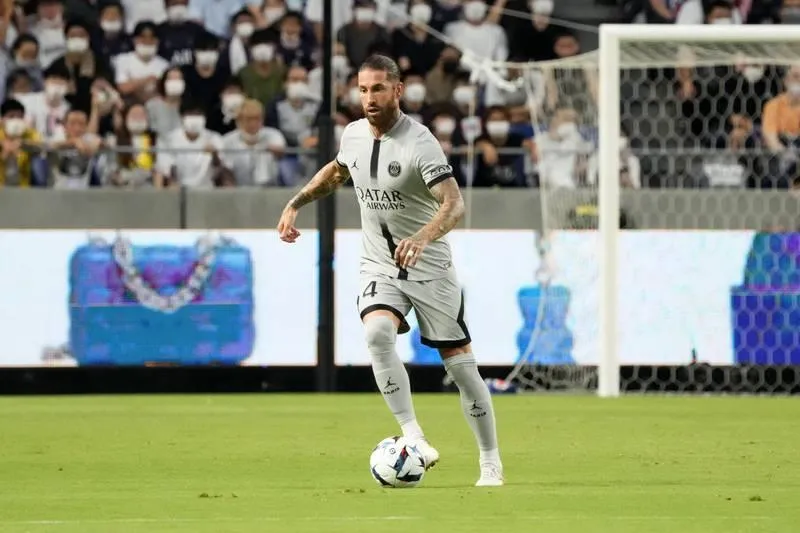 Lão tướng Sergio Ramos có cơ hội ra sân để trở về đá Ligue 1 và Champions League. Cuối cùng rồi Neymar cũng ghi bàn từ chấm 11m sau hai trận trước &quot;tịt ngòi&quot;. Messi là tác giả bàn thắng nâng tỉ số lên 2-0 cho PSG ở phút 39. Khẩu pháo 3 nòng M-N-M (Messi, Neymar và Mbappe) đều mở hỏa lực. Kurokawa (áo xanh, bìa phải) ghi bàn cho Gamba Osaka. ...Thua đậm không ăn thua, cứ ghi bàn hạ thủ môn, cầu thủ xuất sắc nhất Euro 2020- Donnarumma là các cầu thủ Gamba Osaka...sướng. Messi trong vòng vây các hậu vệ Gamba Osaka. &quot;Vua nằm sân&quot; Neymar lại mang về quả pen cho PSG. Neymar nằm sân thì sắc diện...rất giống nhau là đau đớn và lăn lộn. Sau khi đâu vào đó là đứng lên chơi tiếp và ghi bàn. Mbappe cũng có bàn thắng từ chấm 11m. Thắng Gamba Osaka là trận thắng đậm nhất của PSG trong ba trận ở Nhật. Nuno Mendes cũng góp một bàn cho PSG.