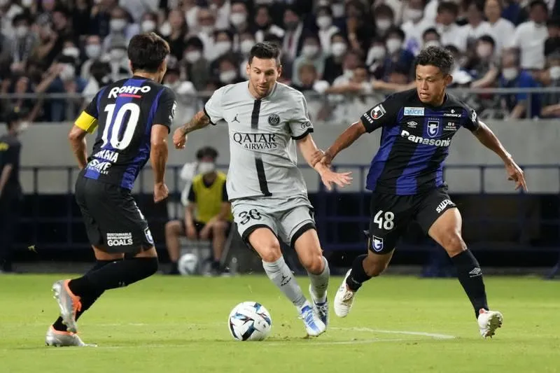 Messi trong vòng vây các hậu vệ Gamba Osaka. &quot;Vua nằm sân&quot; Neymar lại mang về quả pen cho PSG. Neymar nằm sân thì sắc diện...rất giống nhau là đau đớn và lăn lộn. Sau khi đâu vào đó là đứng lên chơi tiếp và ghi bàn. Mbappe cũng có bàn thắng từ chấm 11m. Thắng Gamba Osaka là trận thắng đậm nhất của PSG trong ba trận ở Nhật. Nuno Mendes cũng góp một bàn cho PSG.