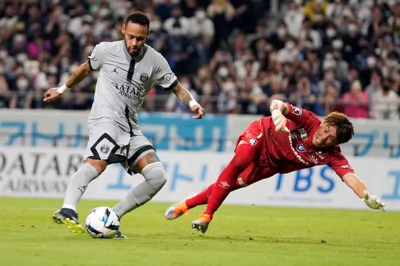 Neymar &quot;chọc ghẹo&quot; thủ môn Masaaki Higashiguchi. ...Rồi tiền đạo Brazil hoàn thành cú đúp cho riêng mình. Đến Nhật, Neymar tuyên bố với truyền thông là anh ở lại PSG chứ không đi đâu cả.