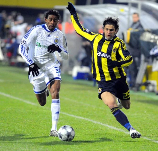 Chủ nhà Fenerbahce (áo vàng-đen) thua cuộc trước Dinamo Kiev 1-2. Ảnh: Getty