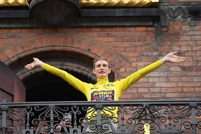 Người hùng Jonas Vingegaard đứng trên ban công Tòa thị chính đáp lại mọi người. ...Sau đó anh về ngôi làng quê hương Glyngore, cách biển Bắc 50km, nơi có 23 ngàn người đang chào đón người con, người hùng Đan Mạch.