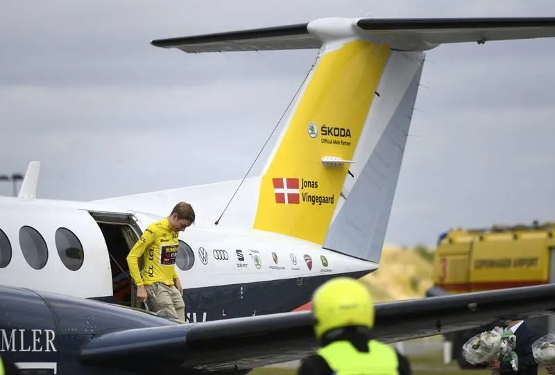 Người hùng Đan Mạch Jonas Vigegaard mặc chiếc áo vàng danh giá của Tour de France 2022 bước xuống máy bay ở sân bay Copenhagen. Đường phố Copenhagen, thủ đô Đan Mạch đón chào sự kiện mang tính lịch sử khi có nhà vô địch Tour de France. Người hùng Đan Mạch Jonas Vigegaard cùng vợ Trine và con gái Frida. Jonas Vingegaard là cua-rơ Đan Mạch đầu tiên vô địch Tour de France kể từ năm 1992 Bjarne Riis đến nay, tức tròn 30 năm, chiếc áo vàng danh giá của Tour de France mới quay lại Đan Mạch. Tay đua 25 tuổi này được chở diễu hành qua nhiều con phố chính ở thủ đô Copenhagen. Người hùng Jonas Vingegaard đứng trên ban công Tòa thị chính đáp lại mọi người. ...Sau đó anh về ngôi làng quê hương Glyngore, cách biển Bắc 50km, nơi có 23 ngàn người đang chào đón người con, người hùng Đan Mạch.