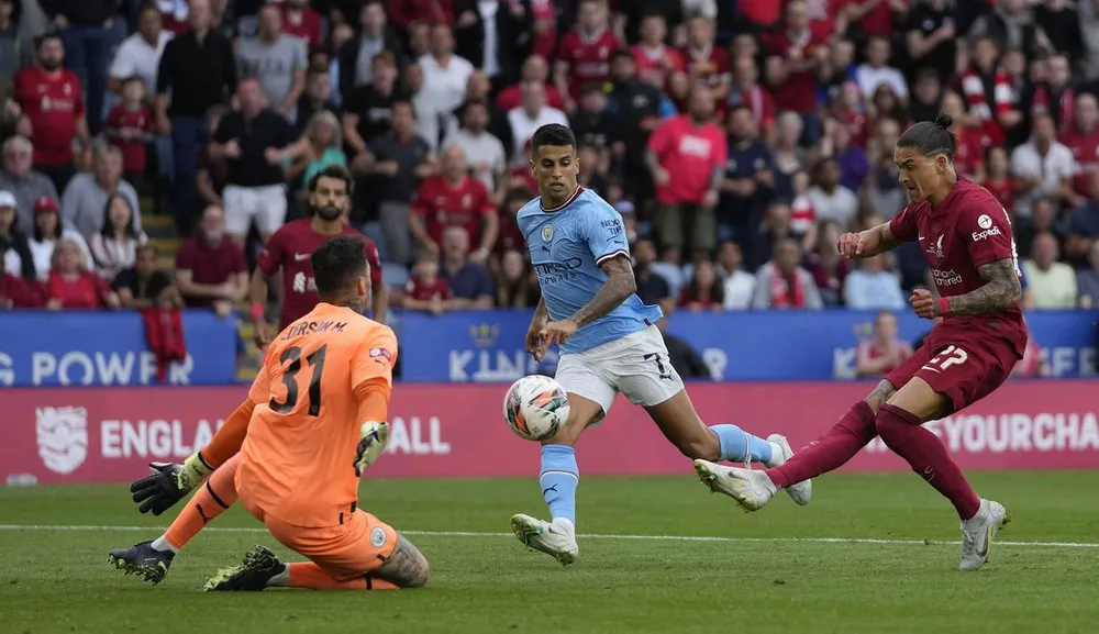 Darwin Nunez chơi rất xông xáo và tiếp cận nhiều cơ hội. ...Và cuối cùng siêu tiền đạo 80 triệu euro cũng đã ghi bàn ở giải đấu chính thức trong màu áo Liverpool. HLV Klopp rất &quot;kết&quot; tuyển thủ Darwin Nunez của Uruguay vì tứ kết Champions League năm ngoái, tiền đạo 23 tuổi này hai lần &quot;xé lưới&quot; Liverpool trong màu áo Benfica. Dư luận Anh và các cựu huyền thoại của Liverpool đều nghi ngờ khả năng chuyên môn của Nunez. Nhưng Nunez được ông thầy Klopp đầy quyền lực...bảo kê.