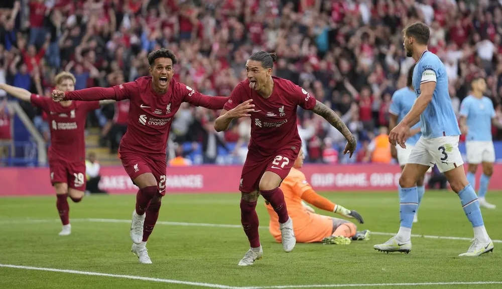 ...Và chính Darwin Nunez (27) đóng đinh trận đấu phút 90+4. Darwin Nunez chơi rất xông xáo và tiếp cận nhiều cơ hội. ...Và cuối cùng siêu tiền đạo 80 triệu euro cũng đã ghi bàn ở giải đấu chính thức trong màu áo Liverpool. HLV Klopp rất &quot;kết&quot; tuyển thủ Darwin Nunez của Uruguay vì tứ kết Champions League năm ngoái, tiền đạo 23 tuổi này hai lần &quot;xé lưới&quot; Liverpool trong màu áo Benfica. Dư luận Anh và các cựu huyền thoại của Liverpool đều nghi ngờ khả năng chuyên môn của Nunez. Nhưng Nunez được ông thầy Klopp đầy quyền lực...bảo kê.