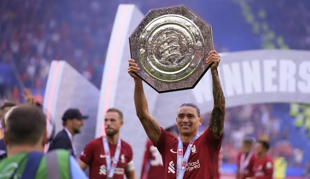 ...Và cuối cùng Darwin Nunez tỏa sáng, ghi bàn và ẵm Siêu cúp, danh hiệu đầu khi đến Anh thi đấu từ Benfica của Bồ Đào Nha. Salah cũng góp một bàn từ chấm pen.