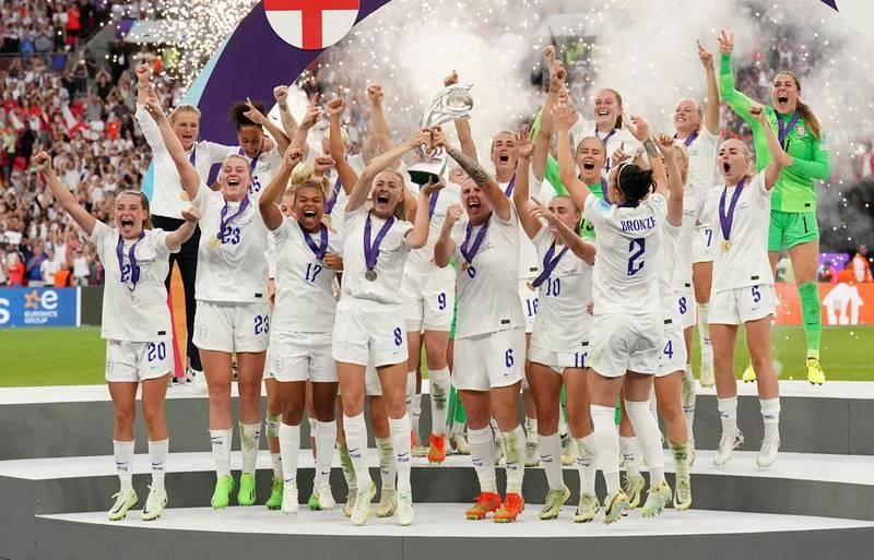 Một năm trước "Tam sư" nam của Anh không làm được điều tương tự như "tam sư nữ" khi thua người Ý ở chung kết.