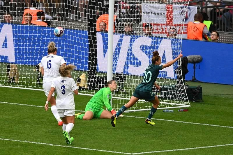 Lina Magul san bằng 1-1 cho Đức ở phút 79. Lina Magul ăn mừng bàn thắng san bằng 1-1.