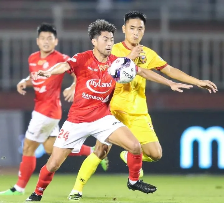 Lee Nguyen trong màu áo CLB TP.HCM mùa bóng 2021. Ảnh: CTP