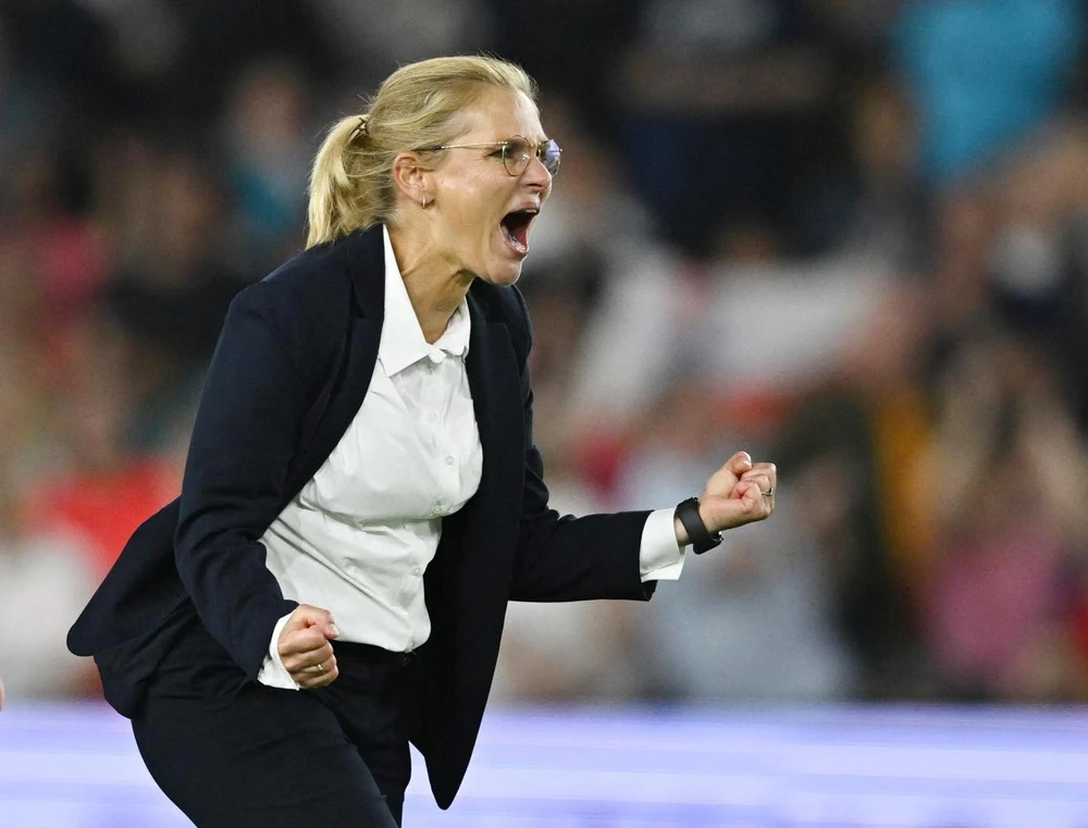 Nữ HLV Sarina Wierman, người Hà Lan của tuyển Anh đi vào lịch sử.