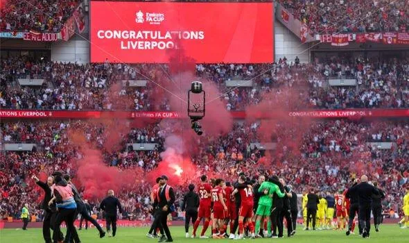 Đốt pháo sáng trong sân, truy tố hình sự ảnh 1