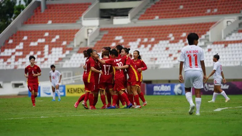 Các cô gái VN thắng Myanmar 4-1 ở bán kết nhưng không thể ghi bàn vào lưới Úc. Ảnh: CTP
