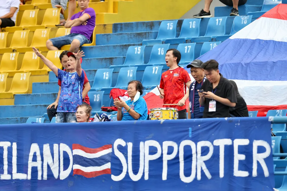 Nhóm cổ động viên ít ỏi từ Thái Lan sang cổ vũ cho đội nhà trên sân Bình Dương. Ảnh: K.HÒA