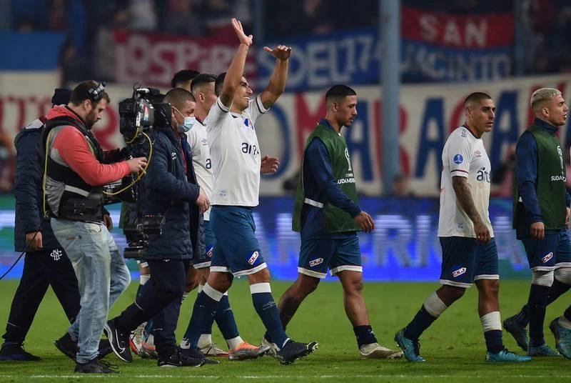 Suarez thuộc huyền thoại Uruguay, sang châu Âu 16 năm anh đá các CLB lớn như Ajax, Liverpool và Barcelona, Atletico Madrid. Về Barcelona, tiền đạo Uruguay trở thành tay săn bàn giỏi thứ ba của CLB. Trước khi quy cố hương, Suarez chơi cho Atletico Madrid rồi chuyển nhượng tự do về quê nhà Nacional ở tuổi 35 tròn. Ưu tiên hàng đầu của Suarez là gìn giữ và duy trì phong độ để được khoác áo tuyển Uruguay đá World Cup 2022, coi như World Cup cuối đời cầu thủ.