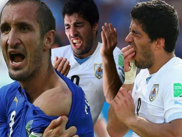 Hai hình ảnh xấu nhất của Suarez tại World Cup là thực hiện cú "cẩu xực" vào vai Chiellini và dùng tay đẩy bóng ra ngoài trong trận tứ kết Uruguay gặp Ghana.