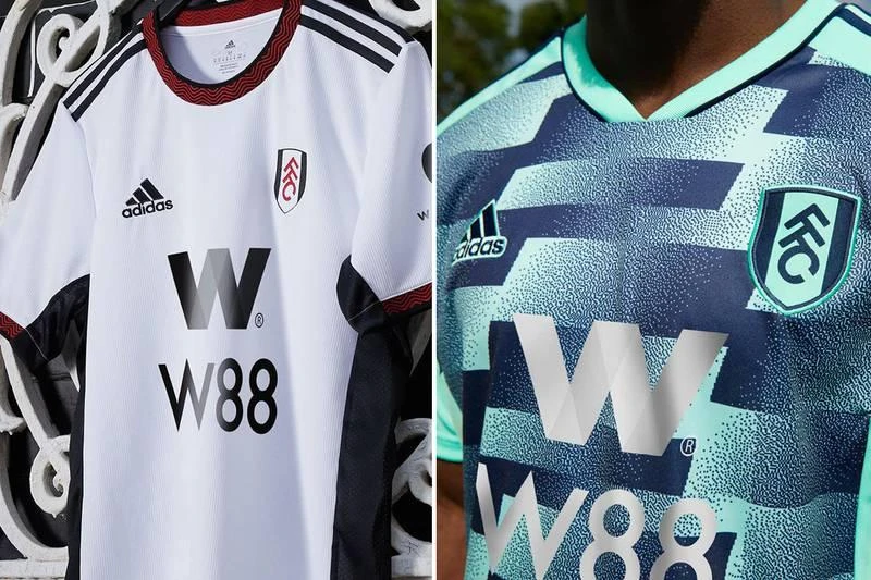 Fulham lại chìm và nhu quá. Aston Villa thì vẫn theo truyền thống màu áo đổi màu quần khi đi khách. Khi đi đá sân khách, CLB của cảng biển lừng danh Southampton muốn cho mọi người biết...quê mình có biển, có sóng. Everton có bộ áo đấu sân khách....cũng khá nhu. Tottenham giữ giá trị truyền thống sân nhà, sân khách chuyển tone màu xanh trời. Hai tone màu khá đối chọi của Nottingham Forest khi đá sân nhà và sân khách.
