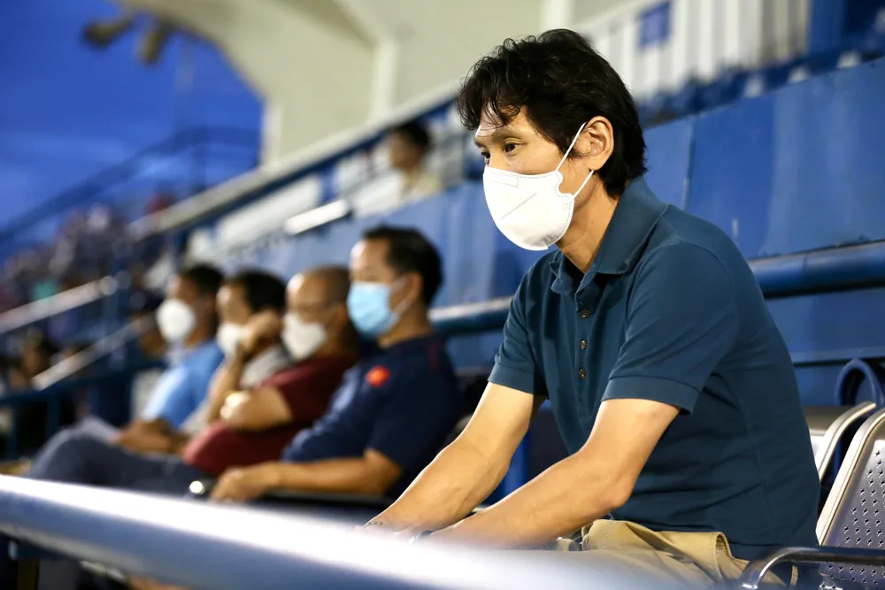 HLV Gong Oh-kyun của U-23 VN chọn chỗ ngồi riêng để quan sát. Ảnh: KHẢ HÒA HLV Gong Oh-kyun của U-23 VN chọn chỗ ngồi riêng để quan sát. Ảnh: KHẢ HÒA