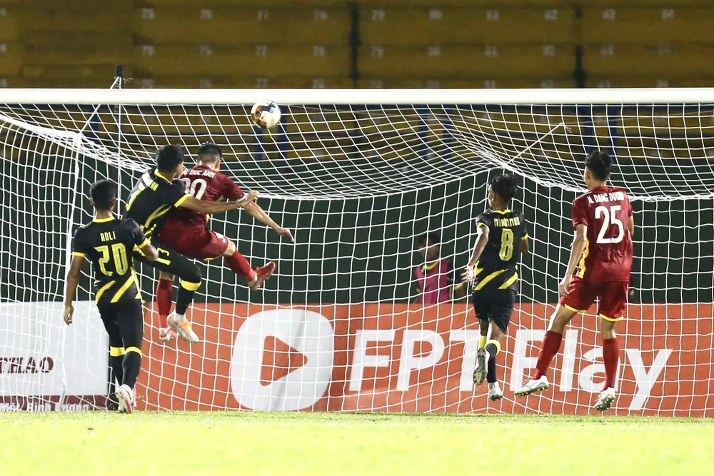 Đức Anh có bàn san bằng từ tình huống đá phạt bật xà của Quốc Việt. Ảnh: K.H Đức Anh có bàn san bằng từ tình huống đá phạt bật xà của Quốc Việt. Ảnh: K.H