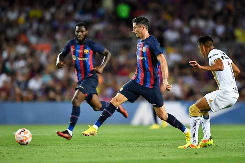 Lewandowski trong một pha phối hợp với Kessie mới từ AC Milan về. Ngay phút thứ ba, Lewandowski khai hỏa trong chiến thắng "6 sao" của Barcelona trước Pumas ở giải giao hữu tranh cúp Joan Gamper. De Jong muốn ở lại Barcelona, nhưng Laporta thì muốn đẩy đi. Busquets phát biểu trước trận khai mạc mùa giải tại Nou Camp. Ngôi sao tuổi "teen" Pedri góp hai bàn trong chiến thắng 6-0. Ronal Araujo của Barcelona được chấm điểm 7.