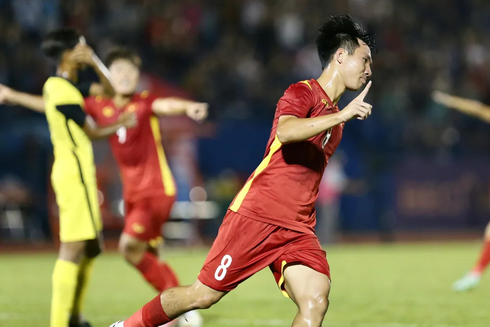 Văn Tú ăn mừng bàn thắng phút 11. Ảnh: KHẢ HÒA Văn Tú ăn mừng bàn thắng phút 11. Ảnh: KHẢ HÒA