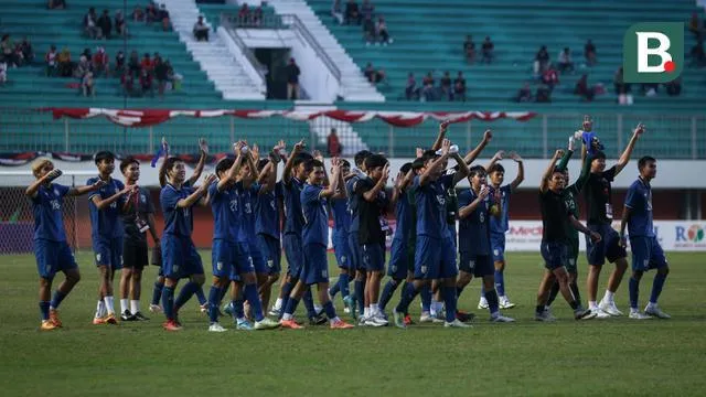 Đánh bại Myanmar 3-0 ở trận tranh hạng ba, Thái Lan đoạt HCĐ. Ảnh: Bola Indonesia lần thứ 2 vô địch trong khi Việt Nam và Thái Lan cùng ba lần vô địch U-16 Đông Nam Á. Tổng thống Widodo của Indonesia cũng đến thị khán trận chung kết và...selfie. Ảnh: Bola