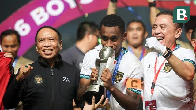 Chủ tịch LĐBĐ Indonesia ông Mochamad Iriawan (bìa phải) hả hê với ngôi vô địch U-16 Đông Nam Á. Ảnh: Bola Đánh bại VN 1-0, Indonesia lên ngôi vô địch Đông Nam Á lần thứ hai. Ảnh: Bola Đội trưởng Muhammad Iqbal của Indonesia được bầu chọn cầu thủ xuất sắc nhất giải. Ảnh: Bola. Iqbal nhận danh hiệu cầu thủ xuất sắc giải. Ảnh: Bola Vua phá lưới thuộc về tiền đạo Tonnawan của Thái Lan. Ảnh: Bola Thua Indonesia ở chung kết, VN về thứ nhì giải. Ảnh: Bola Đánh bại Myanmar 3-0 ở trận tranh hạng ba, Thái Lan đoạt HCĐ. Ảnh: Bola Indonesia lần thứ 2 vô địch trong khi Việt Nam và Thái Lan cùng ba lần vô địch U-16 Đông Nam Á. Tổng thống Widodo của Indonesia cũng đến thị khán trận chung kết và...selfie. Ảnh: Bola