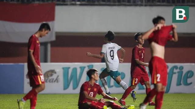 Thua Indonesia ở chung kết, VN về thứ nhì giải. Ảnh: Bola Đánh bại Myanmar 3-0 ở trận tranh hạng ba, Thái Lan đoạt HCĐ. Ảnh: Bola Indonesia lần thứ 2 vô địch trong khi Việt Nam và Thái Lan cùng ba lần vô địch U-16 Đông Nam Á. Tổng thống Widodo của Indonesia cũng đến thị khán trận chung kết và...selfie. Ảnh: Bola