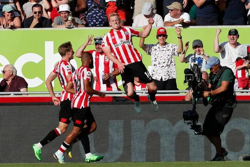 ...Đá với MU dễ có...hình đẹp ăn mừng chiến thắng. Bốn bàn thắng của Brentford do công Dasilva, Jensen, Ben Mee và Bryan Mbeumo ghi vào các phút 10, 18, 30 và 35