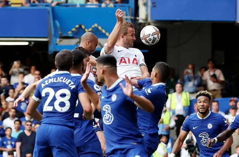 Harry Kane bật cao nhất đánh đầu ghi bàn san bằng tỉ số 2-2 cho đội khách Tottenham phút 90+6.
