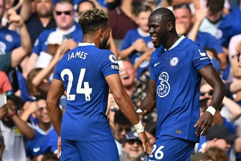 Tân binh, trung vệ Koulibaly (26, Chelsea) ăn mừng bàn thắng của mình cùng James ngay phút 19 trên sân Stamford Brigde trong trận derby London giữa Chelsea và Tottenham ở vòng 2 Premier League. Pierre Emile Hojbjerg có bàn san bằng 1-1 cho đội khách Tottenham phút 68. Dưới sân nóng với những pha va chạm quyết liệt, tướng Tuchel liên tục rời ghế để chỉ đạo học trò. Phía bên cabin này, tướng Ý- Conte cũng la hét chỉ đạo học trò. Reece James ăn mừng bàn thắng cùng Havertz nâng tỉ số 2-1 phút 77. Harry Kane bật cao nhất đánh đầu ghi bàn san bằng tỉ số 2-2 cho đội khách Tottenham phút 90+6.
