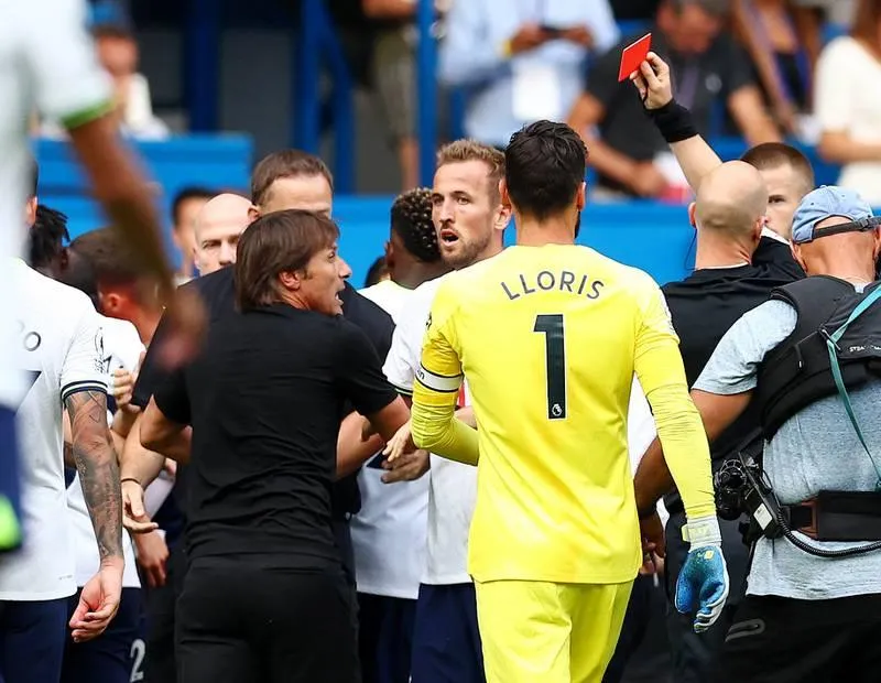 Conte rất nóng nảy nhưng đủ tỉnh táo để không cho học trò vướng vào dễ ăn thẻ đỏ. Một trận đấu cực nóng và chất lượng cao. Kulusevski của Tottenham trong thế &quot;bánh mì kẹp thịt&quot; trước hai hậu vệ Chelsea. Cầu thủ hai đội phân bua nhau. Cucurella đi bóng trước pha &quot;tắc&quot; của Kulusevski. Hòa Chelsea tại Stamford Bridge là thành công của Tottenham. ...Nhưng Tuchel cay bởi bàn thắng phút 90+6 của Harry Kane.