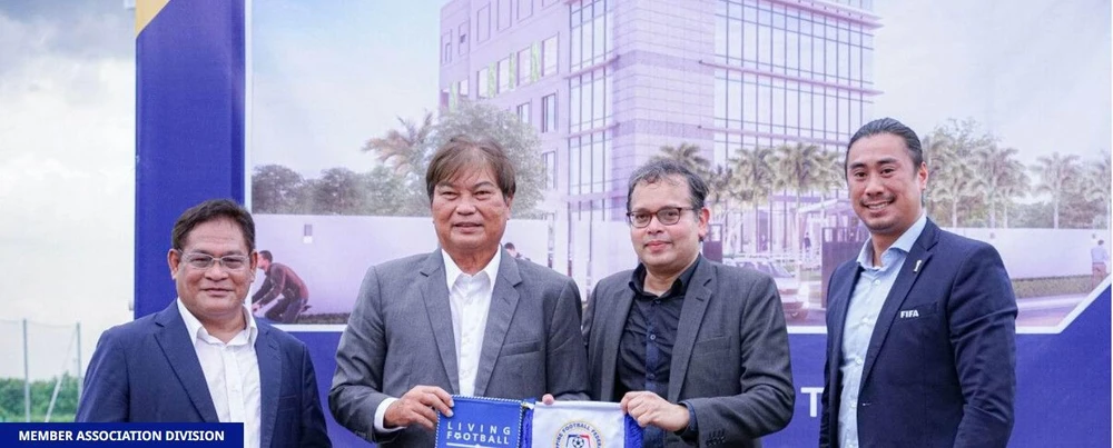 Chủ tịch LĐBĐ Philippines, Nanong Araneta (thứ hai từ trái qua) nhận cờ danh dự từ đại diện AFC trong lễ động thổ. Ảnh: AFC