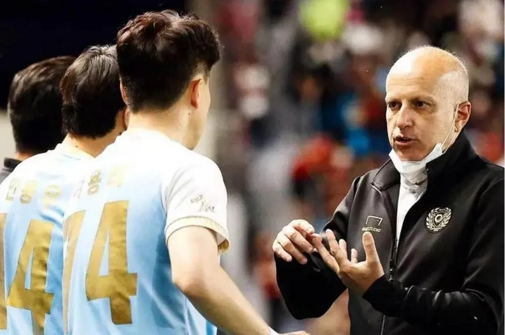 ...Và HLV Gama sẽ thay thế. Ảnh: S.T