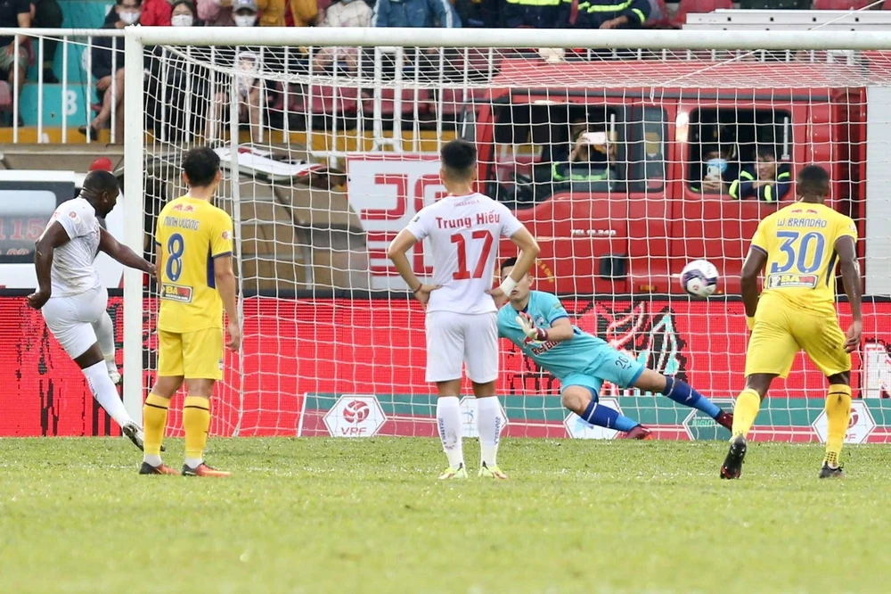 Người cũ Rimario quay về Pleiku và mở điểm cho Hải Phòng từ chấm 11. Ảnh: KHẢ HÒA Brandao có cơ hội nhưng những pha đánh đầu của trung phong này không hiệu quả. Ảnh: KHẢ HÒA