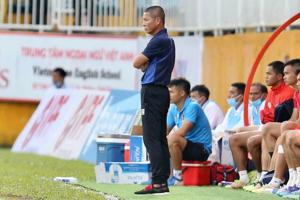 HLV Chu Đình Nghiêm của Hải Phòng rời Pleiku với chiến thắng. Ảnh: KHẢ HÒA Thiếu át bài Hồng Duy, HLV Kiatisak bế tắc trong các phương án. Ảnh: KHẢ HÒA