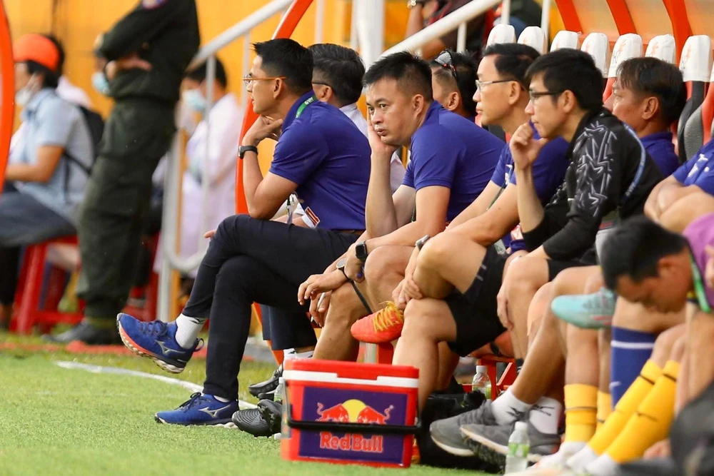Thiếu át bài Hồng Duy, HLV Kiatisak bế tắc trong các phương án. Ảnh: KHẢ HÒA