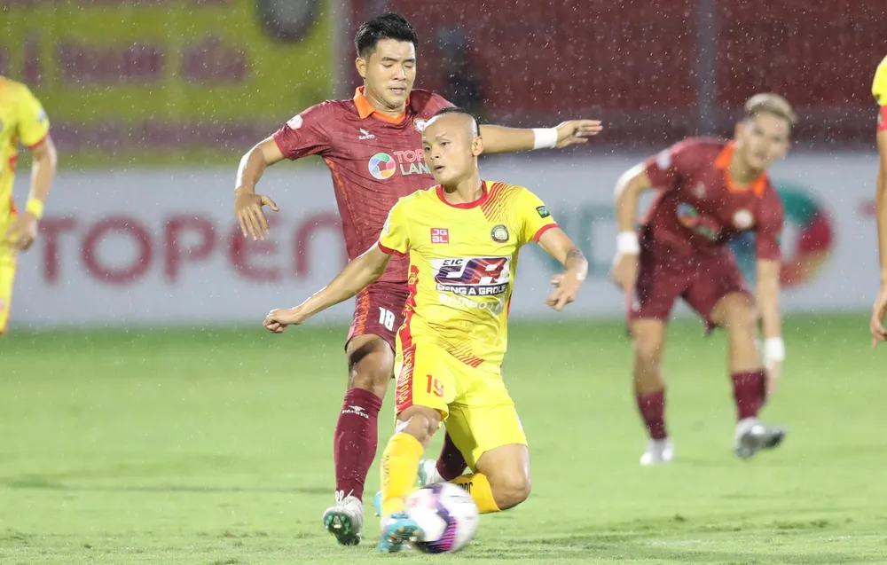 T. Bình Định quy tụ lực lượng rất tốt nhưng thầy trò HLV Nguyễn Đức Thắng chỉ muốn làm... ngựa ô thôi chăng? Ảnh: ANH DUY T. Bình Định quy tụ lực lượng rất tốt nhưng thầy trò HLV Nguyễn Đức Thắng chỉ muốn làm... ngựa ô thôi chăng? Ảnh: ANH DUY