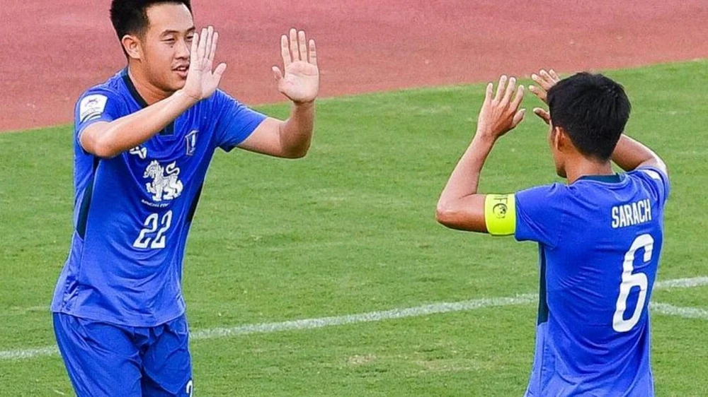 Worachit (22) ăn mừng bàn thắng cùng đội trưởng Sarath Yooyen, Pathum Utd vào tứ kết. Ảnh: AFC.