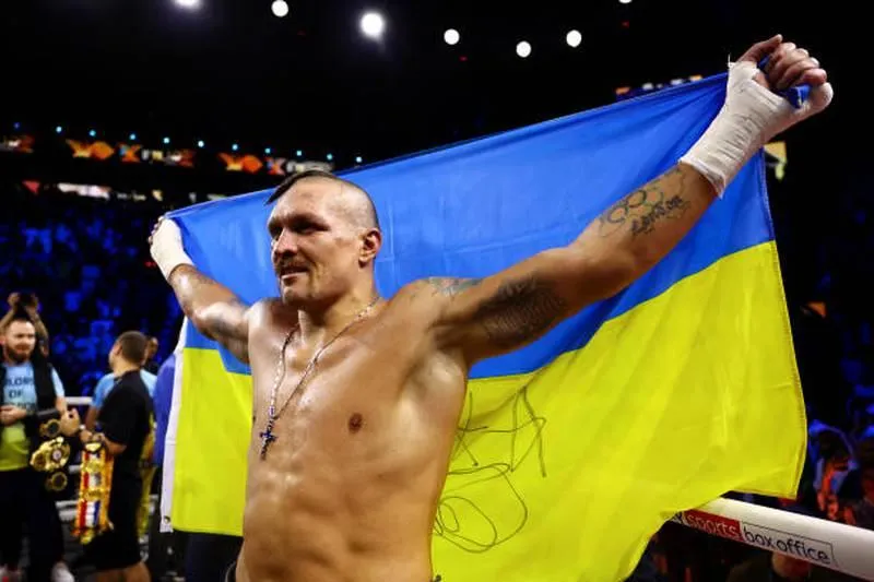Sau chiến thắng, Usyk nói: &quot;Tôi dành cho tổ quốc tôi, gia đình tôi, những quân nhân Ukraine, bạn bè tôi và những người trong đội của tôi&quot;. Dù Joshua chuẩn bị cực kỹ 10 tháng qua kể từ trận thua &quot;lượt đi&quot; tại sân Tottenham, nhưng Usyk quá khôn ngoan và khoa học.