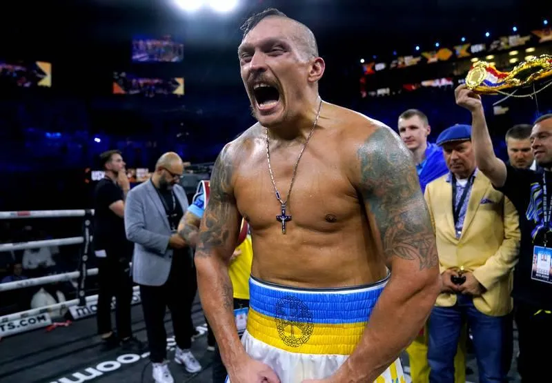 Khả năng cao là Usyk sẽ gặp King Gipsy, tức &quot;Tyson trắng&quot; Fury sắp tới. Màu cờ vàng-xanh rợp bóng tại võ đài King Abdullah Sport Center Arena. Usyk cám ơn Chúa vì đã giúp đỡ mình trong chiến thắng hôm nay. Trạng thái từ phòng chuẩn bước ra võ đài của Joshua...rất lo lắng. Joshua chuẩn bị kỹ nhưng vẫn lo vì đối thủ không phải dạng dễ chơi. Thua tâm phục khẩu phục đối thủ, nhưng Joshua vẫn cay cú và xúc phạm đạo giáo. Usyk đang trên đường kế tục anh em nhà Klitchko, nhưng còn phải đánh bại &quot;Tyson trắng&quot; nữa.